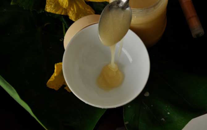 蜂蜜涂臉15天后有什么效果？簡直判若兩人，但仍要注意副作用！