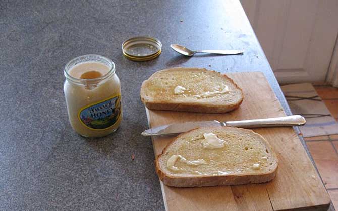 糖尿病人能吃蜂蜜嗎？關(guān)鍵看血糖，若血糖控制住了也能喝蜂蜜！