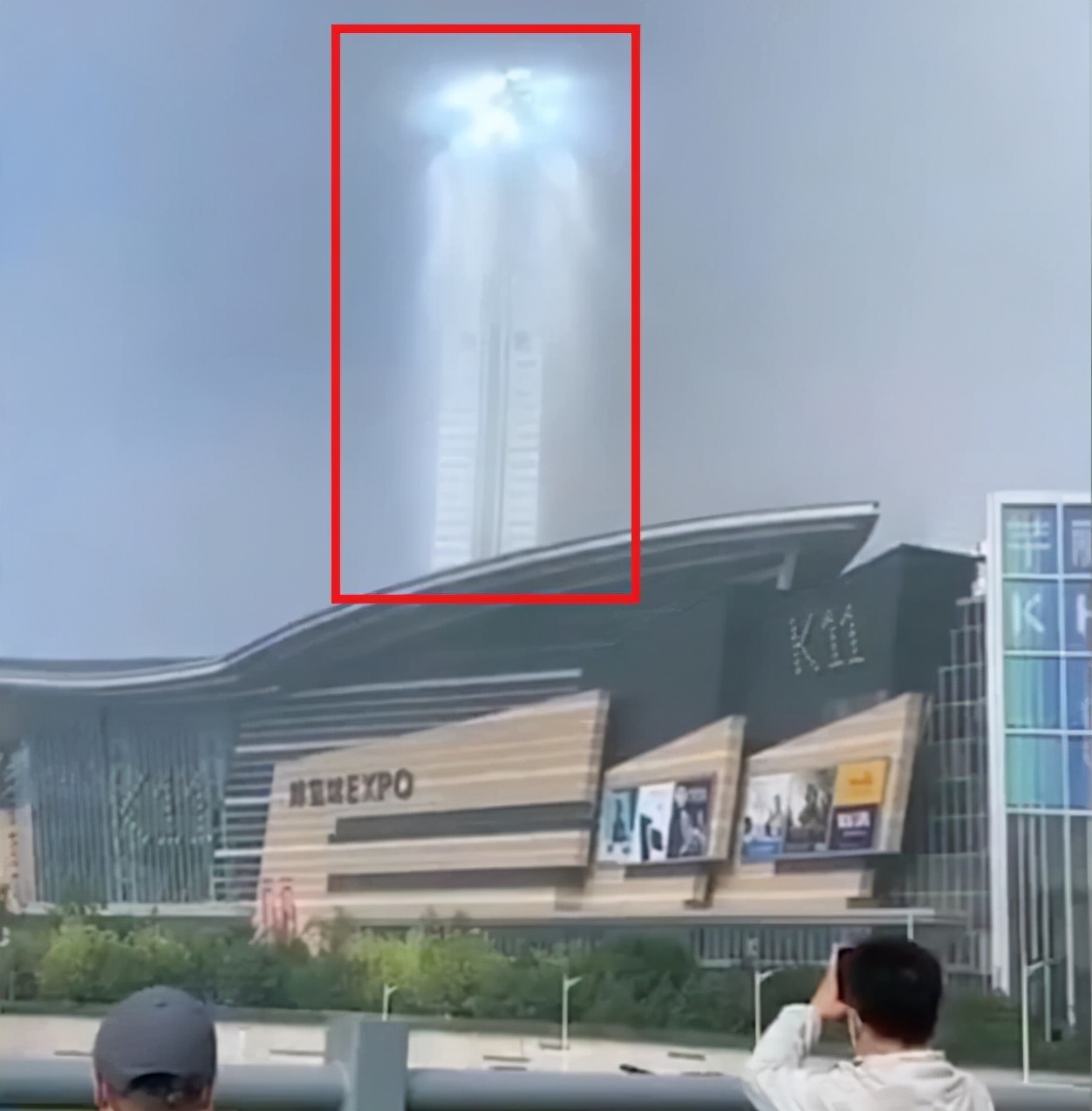 沈陽天空出現巨型光柱，猶如“天梯”，難道真的有外星人